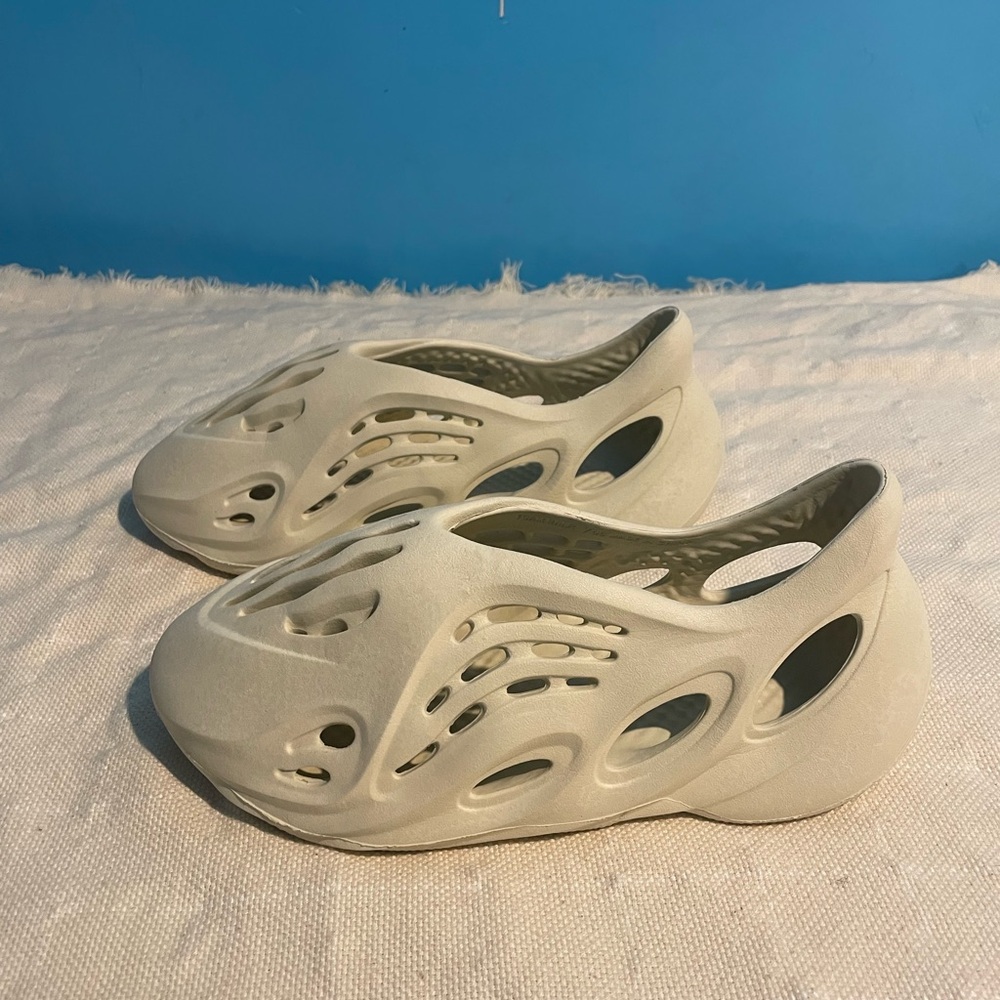 Yeezy Foam Runners Cream size 7 Worn In Great Condition - Picture 5 of 13